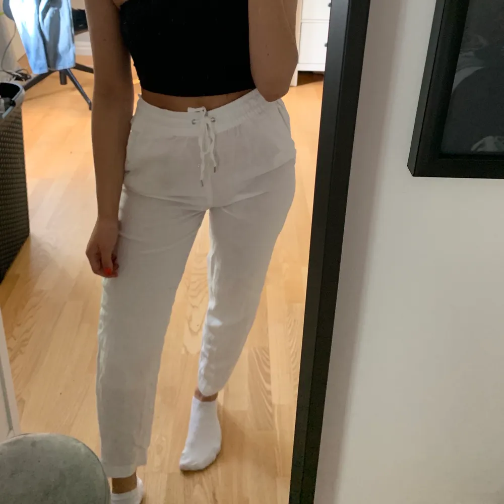 Säljer mina nya vita linnebyxor. Knappt använda och i storlek 34🥰. Jeans & Byxor.