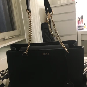 DKNY Väska  - Vanliga modellen i matt. Kvitto och fodral följer såklart med. Nypris 3000kr buda gärna från 600