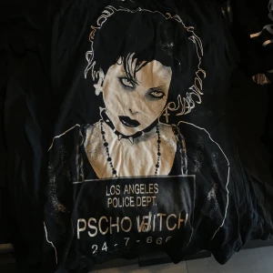 Nancy the craft tshirt - Kortärmad figursydd tshirt med nancy från the craft stl m men väldigt liten i stl så skulle säga att den är mer s/xs aldrig använd