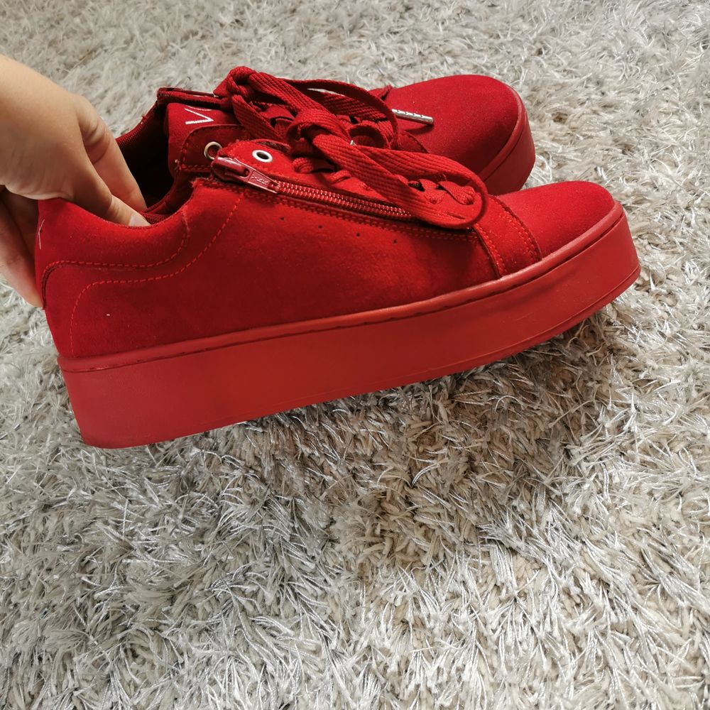 Ett par röda skor med lite högre sula. Super snygga och en snygg detalj till outfiten. Använda ca 2 gånger och är i nyskick❤️ 50kr+frakt🥰. Skor.