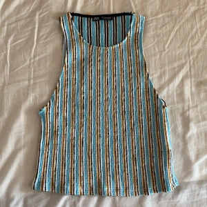 Crop top st S  - Köpt från zara. Enbart provad. Elastiskt material 