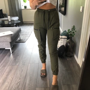 Byxor från bershka  - Gröna byxor från bershka i nyskick. Storlek S. Frakt tillkommer. 