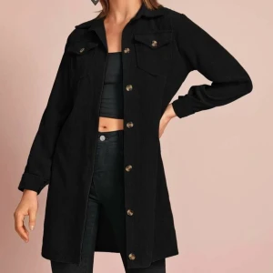 Svart jacka/kappa  - Säljer min svarta jacka, som jag har aldrig använt. köpte den för nån vecka sedan men den passade inte mig så bra. Den är i st M men den passar även S jätte bra.  Köpt för 299kr men säljer den för ett bra pris 195kr. Mer frågor kontakta mig.  Frakt= 25kr 