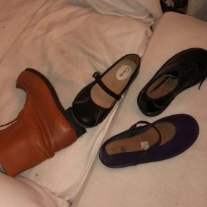 Vintage skor - Fem par vintage skor som är HANDGJORDA och gjorda i SVERIGE. Alla är storlek 36 förutom på sista bilden där ett par svarta finskor är markerade med strl 39. Dm för fler bilder. Pris kan diskuteras !!!!! Alla skor är unisex.