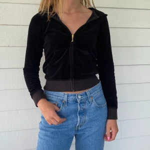 Juicy Couture kofta - Supermysig kofta från juicy couture i otroligt fint skick. Hel koftan ink trycket på baksidan är som nytt. Storlek 12 (skulle gissa att det betyder 12 år). Sitter dock snyggt som en trendig croppad kofta på mig som är 17 år och en xs/s. 