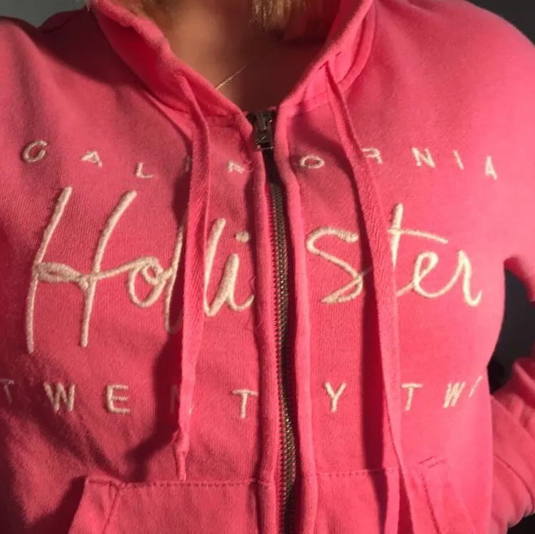 Jättesöt och skön hoodie med dragkedja från Hollister. Köpt i USA🇺🇸 . Hoodies.