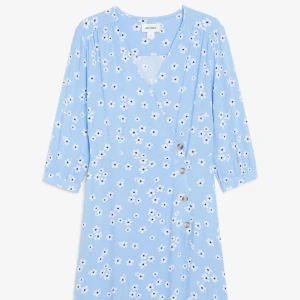 blommig sommarklänning - såå sjukt fin!!! säljer då den inte kommer till så mycket användning💗 fint skick, använd 2 gånger. kan mötas på söder eller frakta☺️ passar mig bra som är strl s!