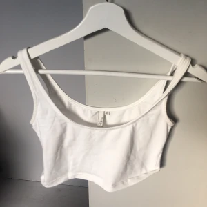 Nelly trend topp - Fin topp som är kort men sitter snyggt och passar till mycket , använd en gång