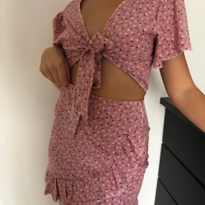 Set i blommigt storlek S - Köpt på shein aldrig använt trivdes inte i färgen så säljer vidare 🥰 bud i kommentarer elr dm. 🌺