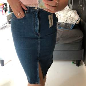 Jeans kjol som går till knäna ungefär med fickor både fram och bak, klyvad där fram, aldrig använt😍 lite oklar storlek men skulle säga xs-s 
