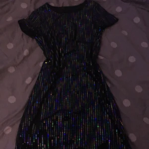 Paljett klänning  - Är använd en gång på nyår är för liten så säljer alla paljetter sitter kvar och klänningen har ett väldigt bra kvalite 