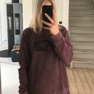 Vintage Nike collagetröja - En vintage Nike tröja, storlek L, superfin färg i plommen lila. Populär collagetröja. Bud i kommentarerna 