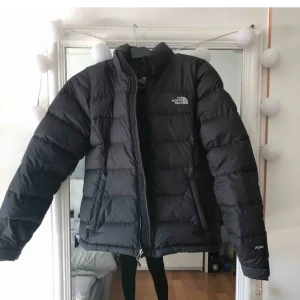The north face jacka - Fin the north face jacka i storlek S. pyttelitet hål som knappt syns och inget man tänker på (se bild 3). Pris går att diskuteras vid snabb affär. 800 kr 