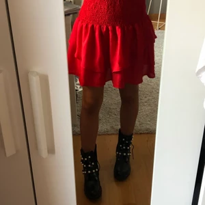 Kjol - Ännu en till super fin sommar kjol! (aldrig använd) 