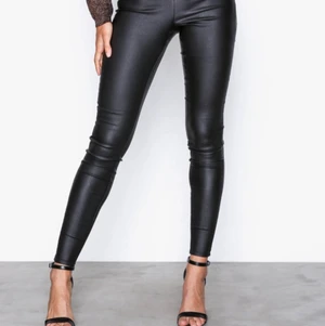 Skinnbyxor  - Superfina skinnbyxor ifrån Nelly, använda Max 5 gånger o har dragkedja på sidan. Storlek xs, priset är inklusive frakt ☺️