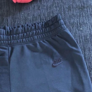 Nike Track Pants - Raka i benen, 10/10 skick ❤️ Jag är 173 och dom går över skon på mig 😉 