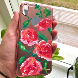Mobilskal iPhone XS Max  - Ett rosegold skal med målade rosor på🌹 helt oanvänd, 95kr inklusive frakt💗 till iPhone xs max❣️