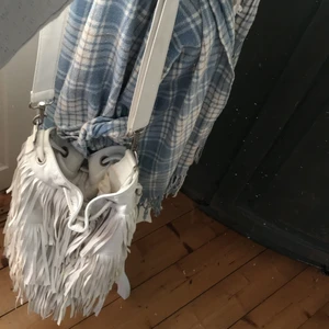 Vit fransväska  - Vit bohemisk väska. Upphämtning/mötas upp eller betalning för frakt. 