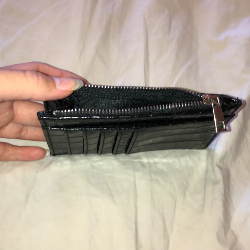 En plånbok ifrån shein. Den kommer ej till användning då jag köpt en ny. Jag har ej använt denna mycker alls! Max 3 gånger så den är i nyskick. Det är bara att fråga om ni vill veta något, frakt osv.🥰👍🏼. Väskor.