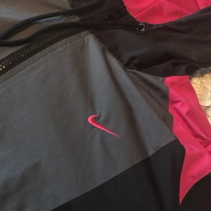 Nike vind jacka  - Storlek m kom med bud fint skick 