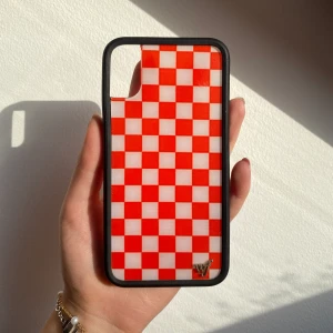 Wildflower rutigt skal - Säljer ett rutigt WildFlower skal för iPhone X. Användt men lådan kvar och väldigt bra skick😁 Buda på🥰 Köparen står för frakt💞