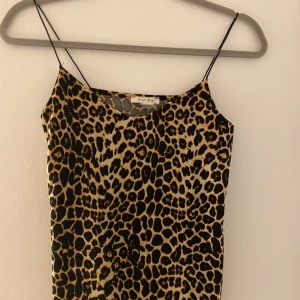 Linne - Jättefint linne från new yourker jag kan skicka bild på om du frågar. Köparen står för frakt