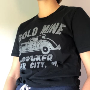 Crocker tshirt - Tshirt med snyggt tryck som går att matcha med nästan allt! 🌻15% av mina inkomster går till välgörenhetsarbete🌻 Köpare står för frakt💕om många vill köpa kan ni buda i kmt<3