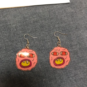 Handgjorda örhängen på beställning - Gör smycken av ”shrink” papper på beställning. Fråga vad som helst (ritbart) så gör jag det!✨                      (Små: 60 kr/Stora: 75 kr) Kan börja leverera dem från den 24e augusti😊 kan mötas i Gbg annars står köparen för frakt (15 kr)💕 (45 kr för 1)