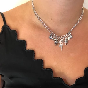 HALSBAND - Kedjehalsband med tjockare kedja och berlocker. Säljs för 95kr (inkl frakt) Följ @alvasellout för mer smycken💕⭐️