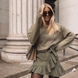 Svart klänning från afj/nakd - !!!Första bilden visar bara klänningens modell, ej färgen!!! Svart klänning från Agnes del av AFJs första släpp tillsammans med Nakd Använd ett fåtal gånger, dvs jättebra skick. Storlek XS men skulle säga att det även passar en S. Betala via swish 