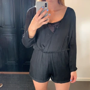 Byxdress från Zara  - V-ringad byxdress med insytt spetslinne i storlek S från Zara. Lite öppen i ryggen, vilket gör att spetsen syns även bakifrån! 