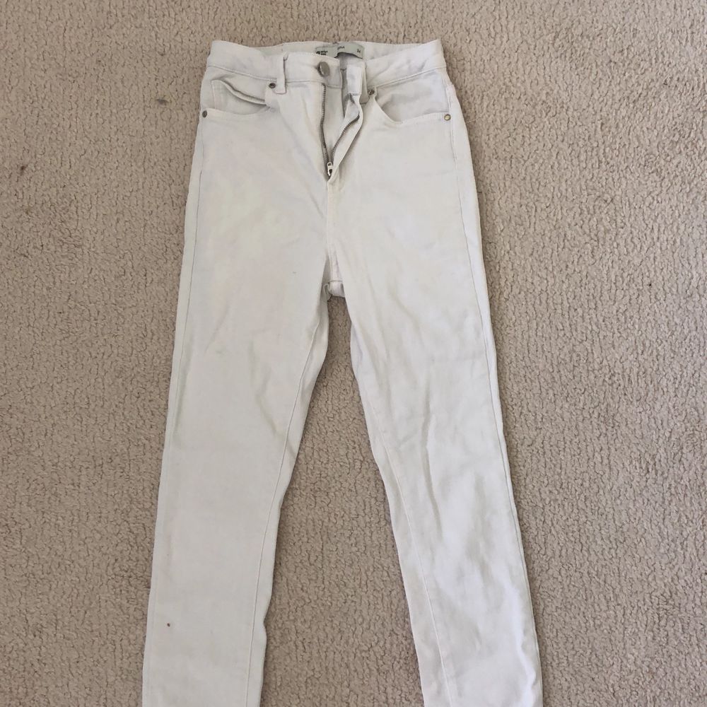 Jätte fina vita jeans ifrån Gina tricot i storlek xs i ett väldigt bra skick.. Jeans & Byxor.