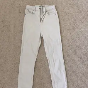 Jätte fina vita jeans ifrån Gina tricot i storlek xs i ett väldigt bra skick.