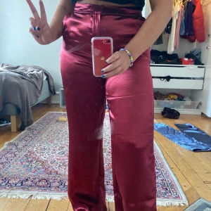 röda silkesbyxor 130 kr + frakt - bästa byxorna finns i rött också! dessa bara använda en endaste gång. sitter som en smäck om du ligger runt 36-40 i strl 😆