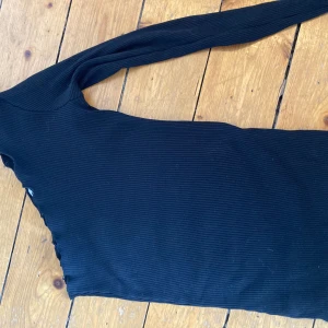 one shoulder topp - megastretchig och skön festtopp från nakd! ser pytteliten ut på bilden men den passar alla från S-L skulle jag säga