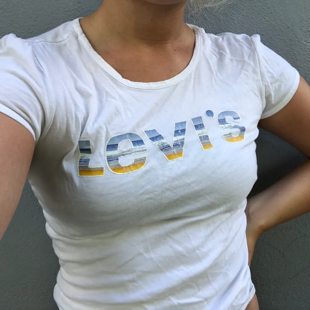 Säljer min fina babytee från Levis. Som det syns på bilden är Levis märket ganska slitet, tröjan är i övrigt i bra skick! Frakt på 22kr tillkommer!. T-shirts.