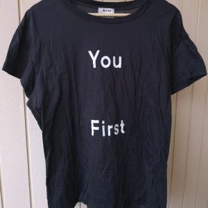 Acne t-shirt  - Svart t-shirt från acne. Uppskattas som en m/L. Begnat skick men är en nopprig. Frakt tillkommer. 