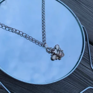 halsband  - såå gulligt halsband med ett bi på! Säljer vid ett bra bud, köparen står för frakten på 11 kr💕🦋 3 för 2!