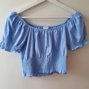 Monki Bardot topp - En oanvänd Bardot topp från Monki i världens finaste lila färg. 💜 Priset är exklusive frakt. 10% av varje sålt plagg går till välgörenhet!🧚‍♀️ 