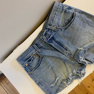 Levis shorts - Ljusa Levis shorts som tyvärr inte passar längre. Skulle säga att dessa är som W 29 ungefär då de inte är stretchiga. Frakt tillkommer