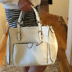 Vit väska 40kr  - Helt oanvänd, säljer pga att jag inte har användning för den. 