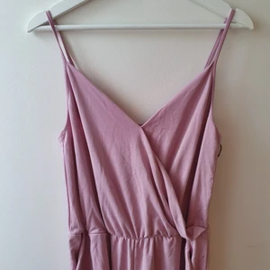 Monki rosa byxdress - En underbart mjuk byxdress från Monki i rosa. I storlek small men passar även medium.  Jag är 1,70 cm och byxdressens ben( som är vida) gårca 10 cm ovanför ankeln.💖 köptes för 300:- och i princip i nyskick. 