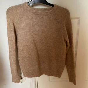 Stickad tröja  - Beige stickad tröja, ifrån Carin Wester. Köpt på Åhléns i vintras, strl Xs. Nypris 399:-. Används för lite av mig då jag föredrar översized. Men den är en perfekt Xs. Köpare står för frakt. 