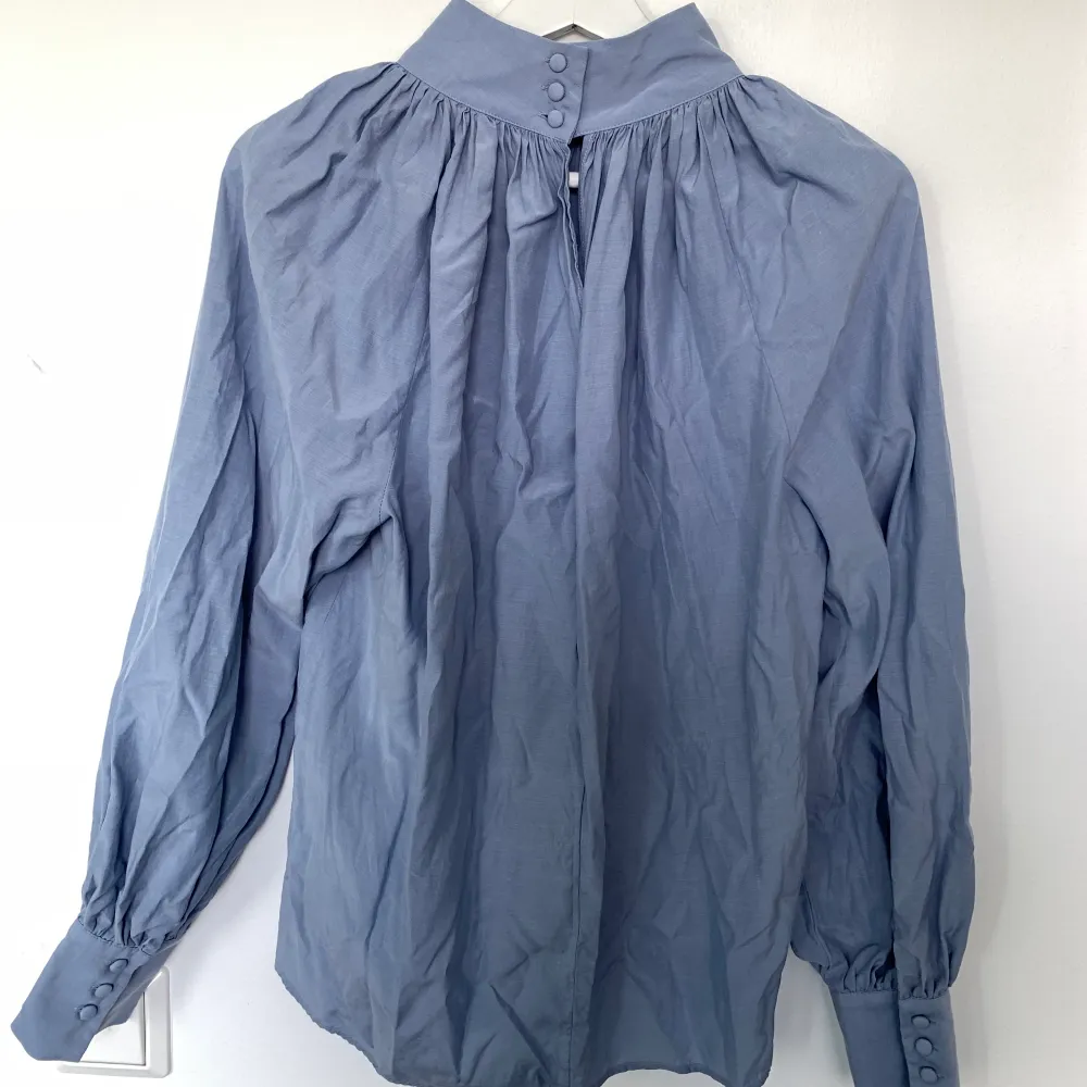 Säljer denna blåa skjortan/blusen från h&m. Använd ett fåtal gånger. Frakten ingår i priset. Vid frågor är det bara att kontakta mig :). Skjortor.