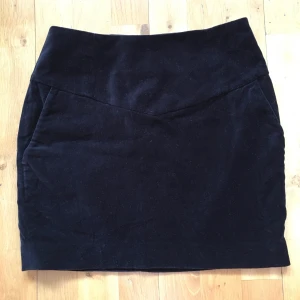 Kjol i sammet - Kjol i sammet/fuskmocka. Bra skick! Plus frakt 🌸