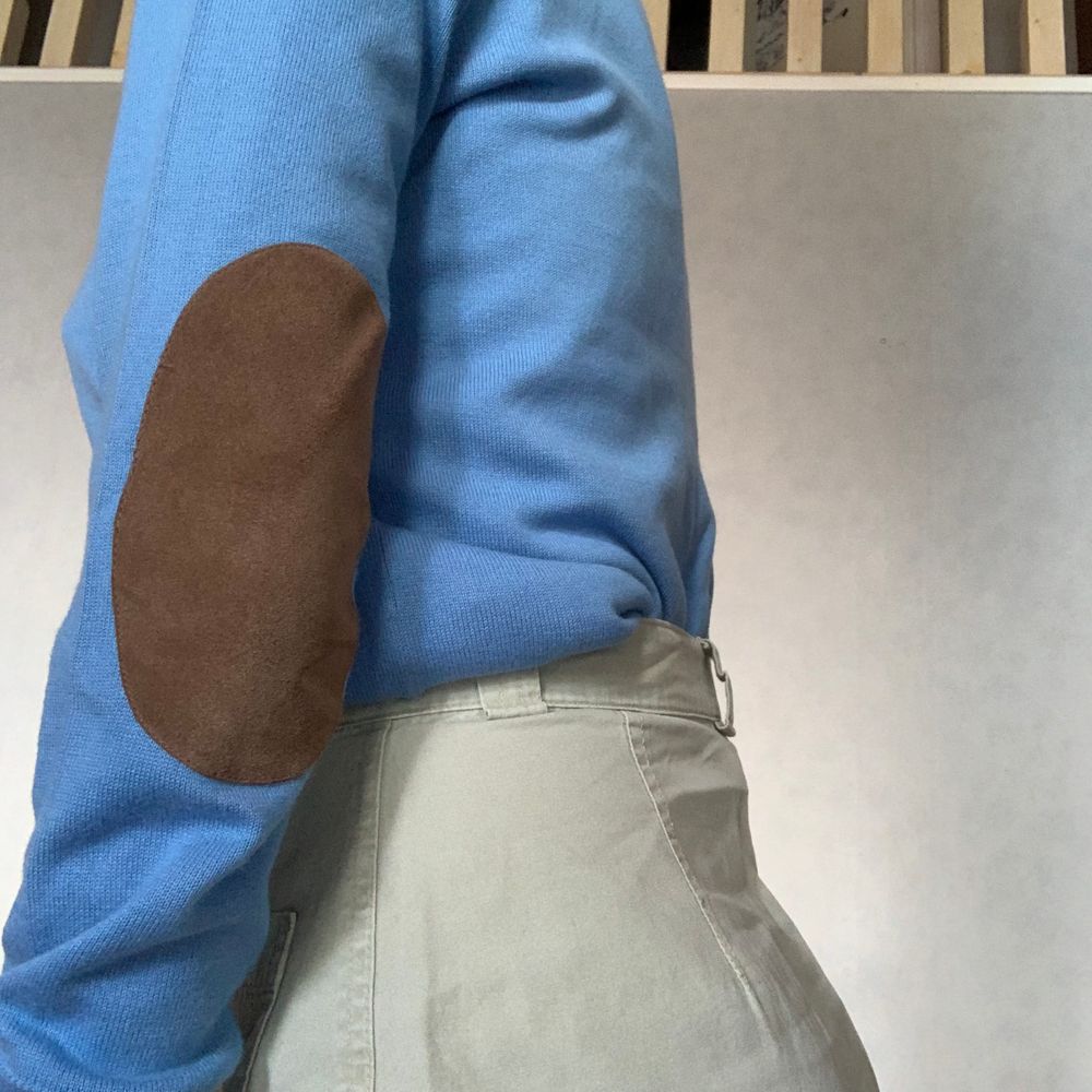 Klassisk v-ringad tröja från polo. Har armbågslappar i äktamocka (kan sprättas bort om så önskas). Tröjan är i strl. L barn (14-16 år), vilket motsvarar ca 170 eller S dam. Jag själv är 177 cm lång, så den är liite kort i ärmarna på mig. Frakt ingår!. Tröjor & Koftor.