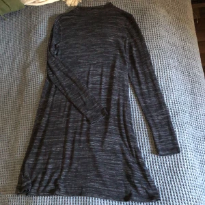 Klänning - Grå klänning med liten polokrage. Väldigt mjukt tyg