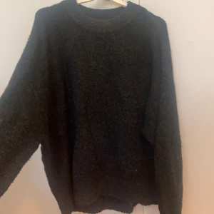 Mörkgrå stickad tröja - Säljer en mörkgrå stickad mysig tröja från HM. Storlek M, ganska stor i storlek. 40kr , köparen står för frakt.