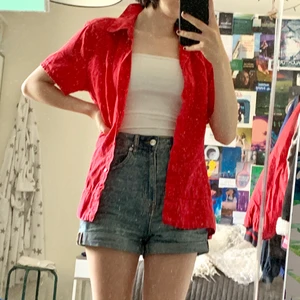 röd skjorta - Köparen står för frakten, kan även mötas upp i Stockholm vid köp över 100kr 🥰