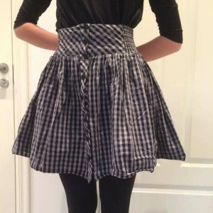 Rutig kjol från Monki  - Väldigt fin "gingham" kjol från Monki. Säljer pga att den inte kommer till användning. Knapparna går hela vägen ner. Står storlek M men kan säkert passa S också! 